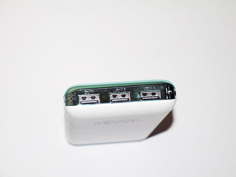 Зовнішнє зарядний пристрій Power Bank UKC 15000mAh з сонячною батареєю 3xUSB LED ліхтар Глянець (4_00087) 4_00087 фото